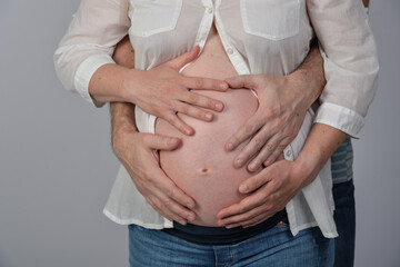 werdende mutter babybauch schwanger schwangere schwangerenbauch schwangerschaft bauchumfang...