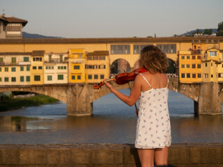 Italia, Toscana, Firenze, il fiume Arno e Ponte Vecchio.