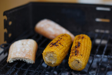 Cocinando en la barbacoa al aire libre mazorca de maíz y pan 