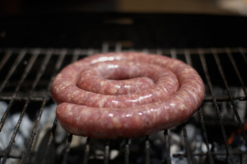 Butifarra fresca cocinando en la barbacoa, al aire libre 