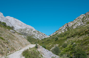 Camino de tierra entre montañas rocosas en el valle de Mazobre del parque natural de la montaña...