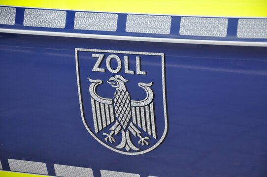 : Zoll Aufschrift mit Bundesadler auf dem Auto