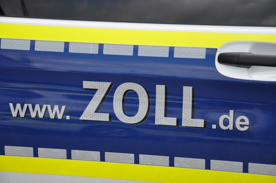 www.Zoll.de : Internetadresse vom Zoll.  Aufschrift auf dem Auto
