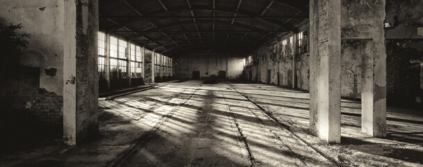 Ancien bâtiment d& 39 usine ou entrepôt abandonné aux beaux jours d& 39 été