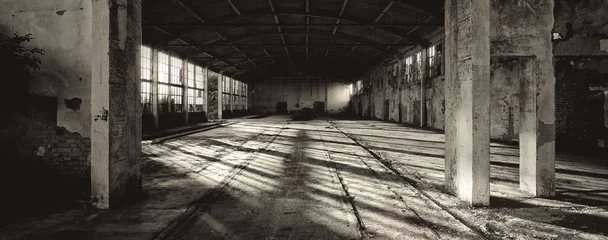 Foto op Plexiglas Oud verlaten fabrieksgebouw of magazijn op zonnige zomerdag © Solid photos