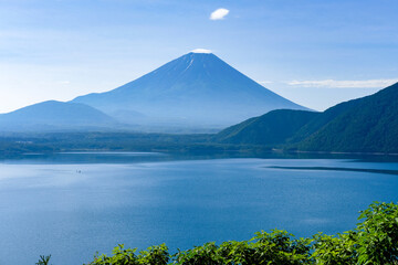 Fototapeta premium 山梨県の本栖湖と富士山