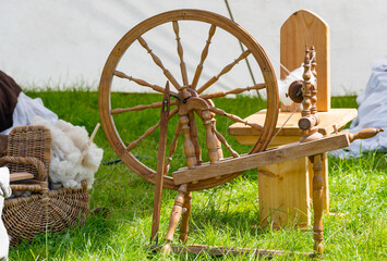 Spinnrad für Alpaca, Angora und Mohairwolle spinnen auf einem Mittelaltermarkt Spektakel