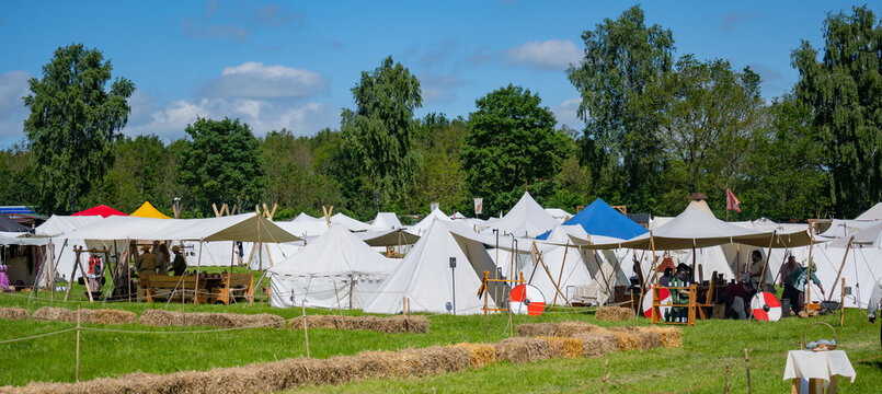 Zeltlager und Marktstand auf einem Mittelaltermarkt Spektakel 
