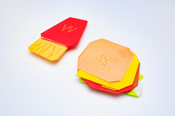 折り紙で作ったハンバーガーとフライドポテト