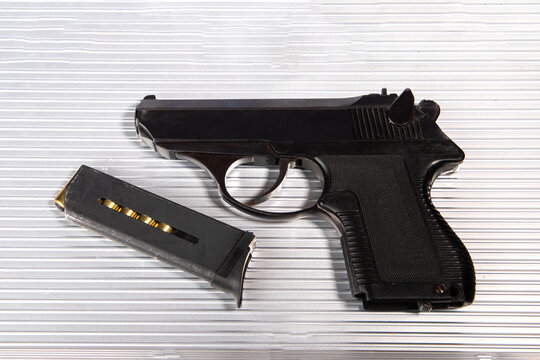 Traumatic gun with pools, top view.