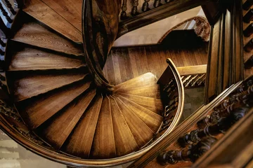 Foto auf Acrylglas Beautiful old wooden spiral staircase © konoplizkaya