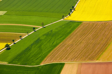 Luftaufnahmen im Frühling über Deutschland aus einem Kleinflugzeug © Jane Be. The Picture