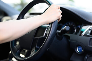 Fototapeta na wymiar ハンドルを握る女性の手元　車　運転