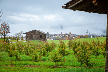 Landschaft mit Häuschen und Ortschaft