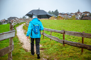 Person beim Wandern in der Natur bei Regen