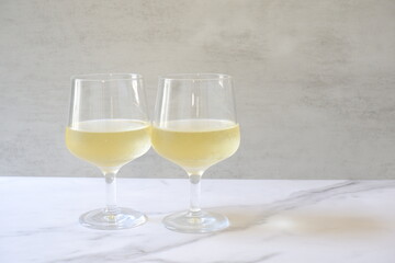 よく冷えた白ワインの入ったワイングラス