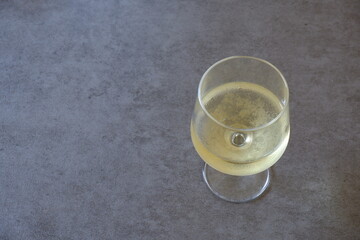 よく冷えた白ワインの入ったワイングラス