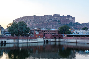 Fototapeta premium Pond in the center of Jodhpur with the Mehrangarh fortress in the background, Rajasthan, India, Asia