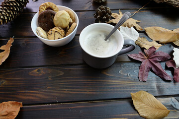 colazione autunnale, con biscotti e bevanda calda