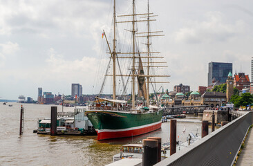 Fototapeta na wymiar boats in the harbor of Hamburg