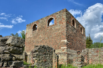 Fototapeta premium Döllersheim, Truppenübungsplatz, Ruine, Bürgerspital, Krankenhaus, Kapelle, Grundmauern, Turm, Mauerwerk, Stein, verfallen, Quadratisch, Gang, Zutritt, Fenster, Allensteig, ausgesiedelt, verlassen, Wa