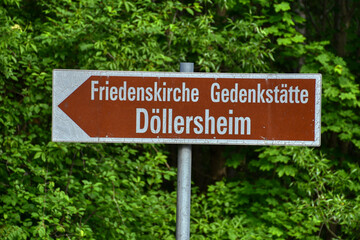Döllersheim, Sehenswürdigkeit, Wegweiser, Pfeil, Richtung, Gedenkstätte, Beschreibung, Verkehrszeichen, Schild, Tafel, Hinweis, Allensteig, Truppenübungsplatz, Sperrgebiet, Militär, Kirche, Friedhof,