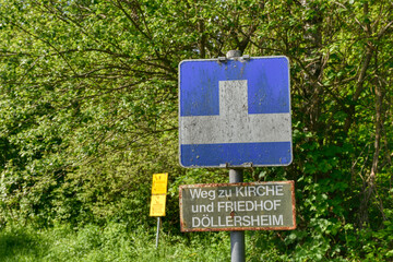 Döllersheim, Sackgasse, Beschreibung, Verkehrszeichen, Schild, Tafel, Hinweis, Allensteig, Truppenübungsplatz, Sperrgebiet, Militär, Kirche, Friedhof, Weg, quadratisch, Rohr, Niederösterreich, Waldvie