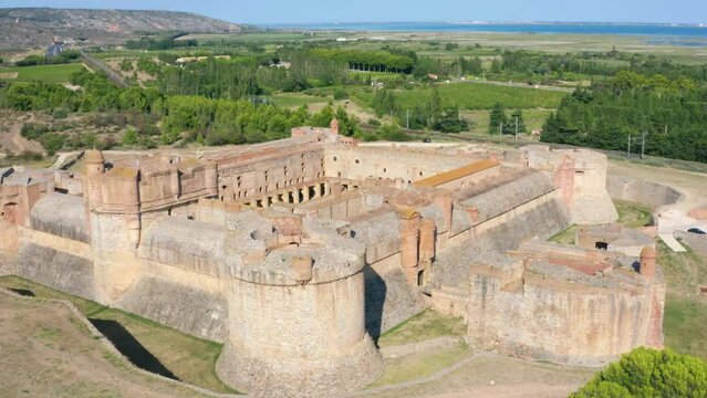 Forteresse de Salses : ch&acirc;teau m&eacute;di&eacute;val r&eacute;nov&eacute; par Vauban dans le sud de la France &agrave; la fronti&egrave;re de l'Espagne