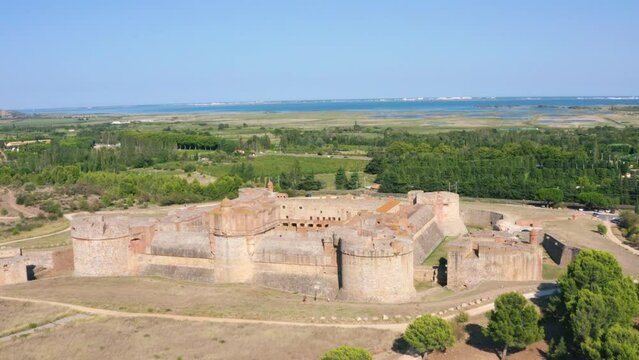 Forteresse de Salses : château médiéval rénové par Vauban dans le sud de la France à la frontière de l'Espagne