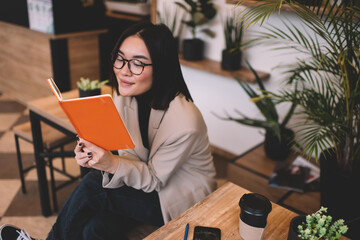 Obraz premium Young millennial asian girl resting in cafe