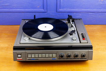 Obraz premium Vintage turntable vinyl record player with black vinyl