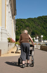 frau mit rollator unterwegs