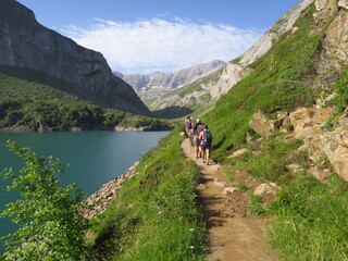 randonneurs dans les montagnes sur sentiers dans les Pyrénées cirque d'Estaubet