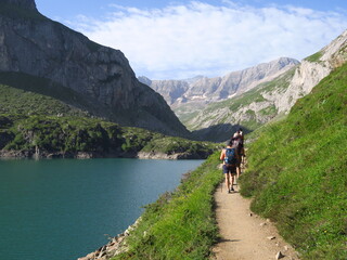 Fototapeta na wymiar randonneurs dans les montagnes sur sentiers dans les Pyrénées cirque d'Estaubet