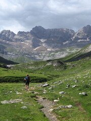 Fototapeta na wymiar randonneurs dans les montagnes sur sentiers dans les Pyrénées cirque d'Estaubet