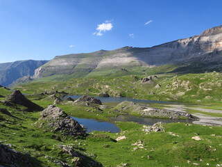 Fototapeta na wymiar Cirque de nature sauvage de montagne des Pyrénées avec lac glacé au pied du Mont Perdu