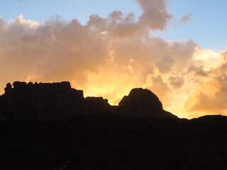 soleil levant en montagne sur les crêtes