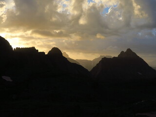 soleil levant en montagne sur les crêtes