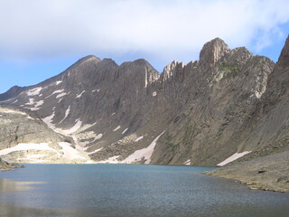 Cirque de nature sauvage de montagne des Pyrénées avec lac glacé au pied du Mont Perdu