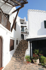 Calles blancas y y calle estrecha en el pequeño pueblo de Binibeca, en la isla de Menorca (Islas Baleares, España).