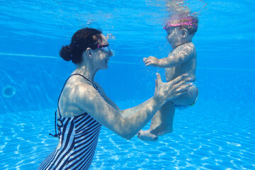 Underwater Baby swimming
