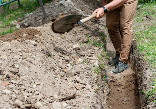 In Cities Where It Is Impossible For An Excavator To Work, You Have To Dig A Trench By Hand With An Ordinary Shovel.