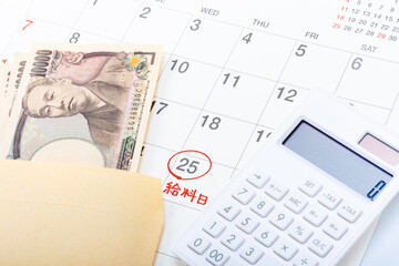 給料日イメージ（給料袋とカレンダーと電卓）