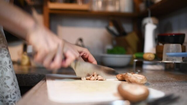 シイタケをみじん切りにする女性の手