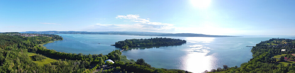 Konstanz, Deutschland: Panorama der Insel Mainau in der Morgensonne