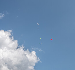 Parapentes au dessus (Pertisau)