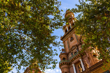 Obraz premium Seville, Spain, September 11, 2021: The Spanish Steps in Seville or 'Plaza de España', where the main building of the Ibero-American Exhibition of 1929 was built. The North Tower.