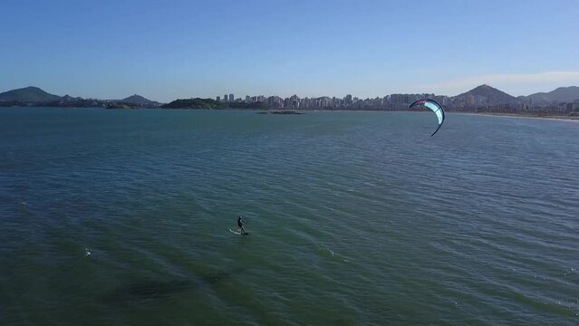 Kite foil na praia de Camburi, em Vit&oacute;ria, Esp&iacute;rito Santo, Brasil.