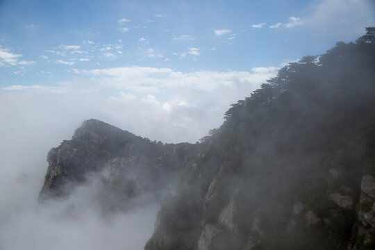 Peaks of Lushan Mountain in the cloud and mist