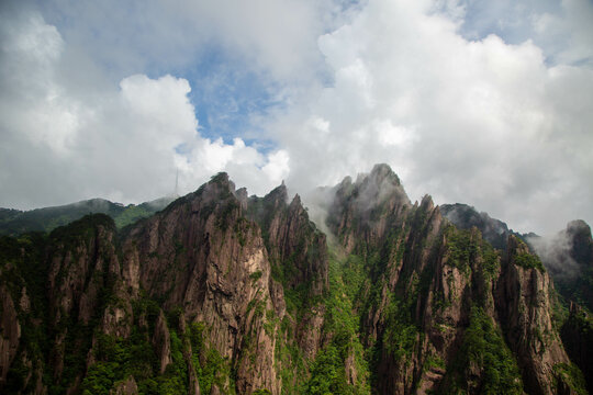 Huangshan Mountain peaks in the cloud and mist